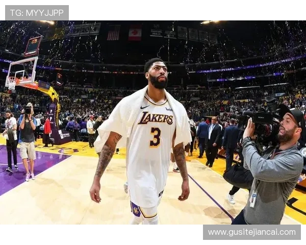 浓眉重返洛杉矶感受球迷热情期待与大家共同奋斗